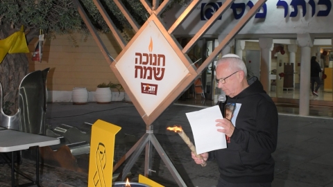 הדלקת חנוכית עם משפחת אלוני (2).jpeg