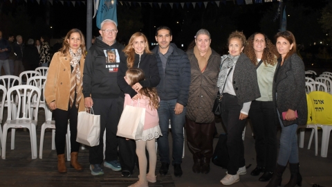 הדלקת חנוכית עם משפחת אלוני (9).jpeg