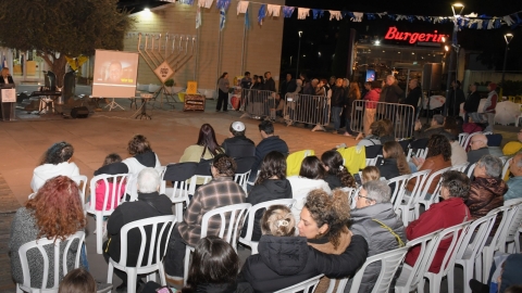 הדלקת חנוכית עם משפחת אלוני (6).jpeg