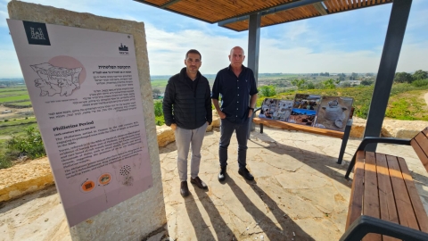 תלמידי קריית החינוך גינסבורג הציגו חדשנות במגמת התיירות הדיגיטלית בפני מנכל משרד התיירות (4).jpeg