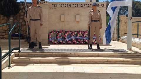 טקס יום הזכרון בבית העלמין (1).jpeg