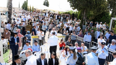 טקס יום הזכרון בבית העלמין (7).jpeg