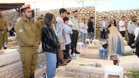 טקס יום הזכרון בבית העלמין (6).jpeg