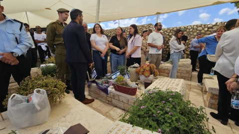 טקס יום הזכרון בבית העלמין (26).jpeg