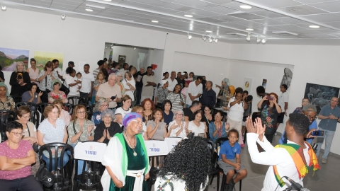 תערוכות-מסע בין תרבויות ומעיל של הרבה צבעים (9).jpeg