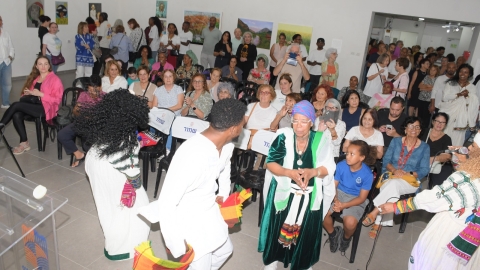 תערוכות-מסע בין תרבויות ומעיל של הרבה צבעים (12).jpeg